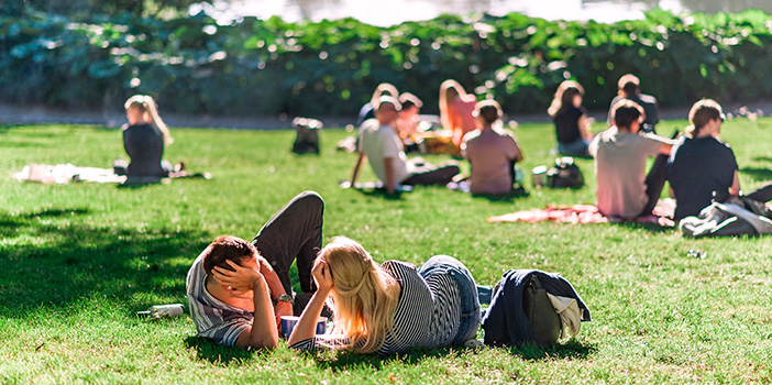 Unge mennesker i en park